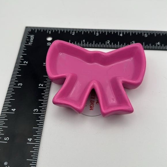 Set of 4 plastic bow coasters and one hot pink ceramic bow trinket dish - Picture 4 of 7
